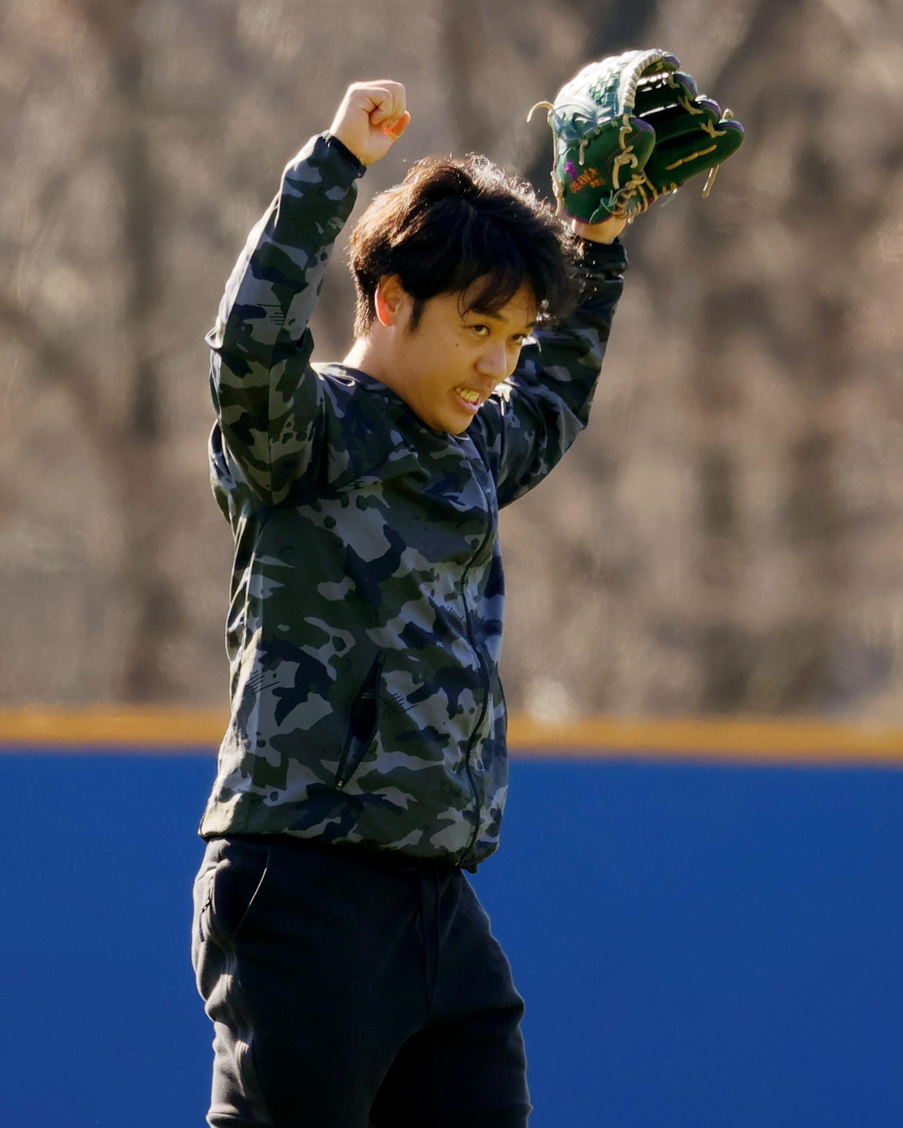 母校の創価大で自主トレを行ったヤクルト小川は、ノック終了後にガッツポーズ（撮影・野上伸悟）