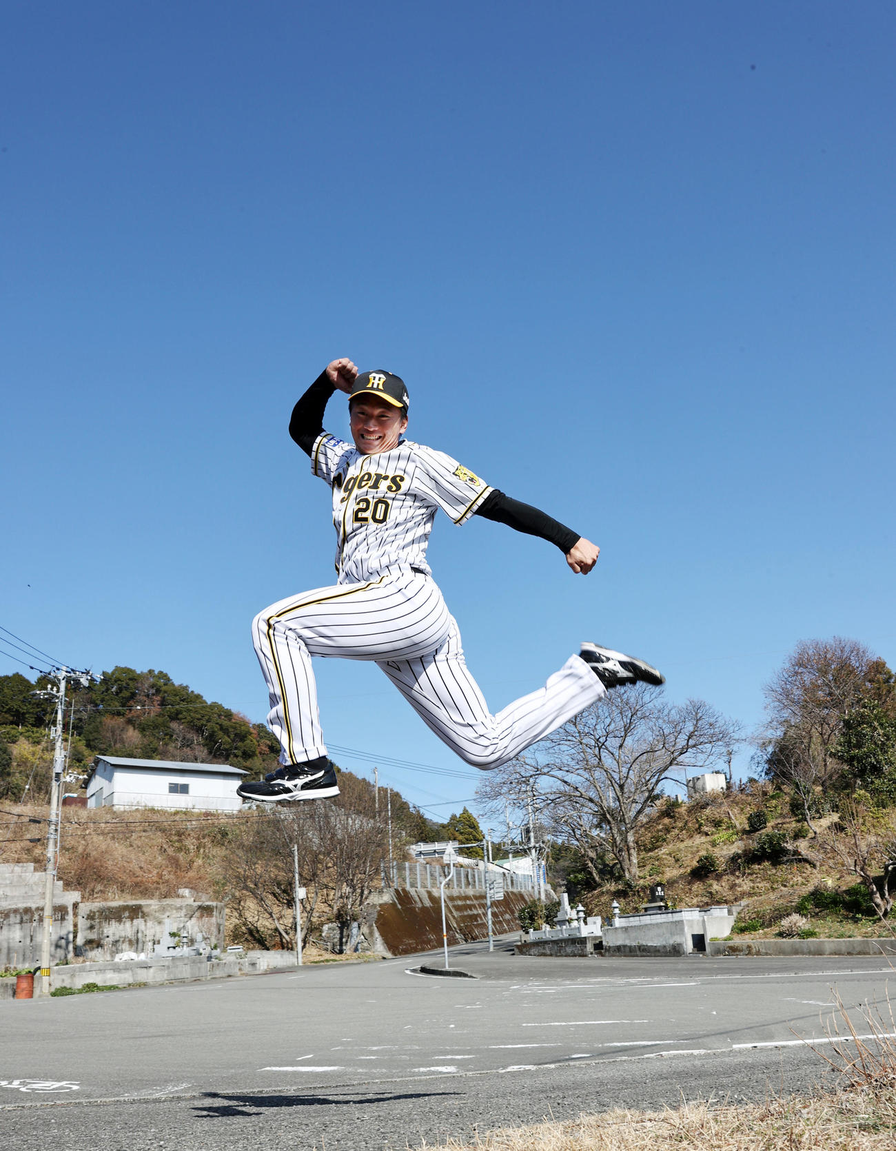 自主トレを公開し快晴の空を背にジャンプする阪神森木（撮影・加藤哉）