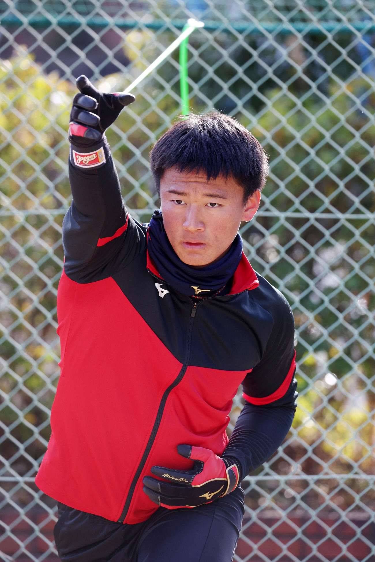 自主トレを公開しインナーを鍛える森木（撮影・加藤哉）