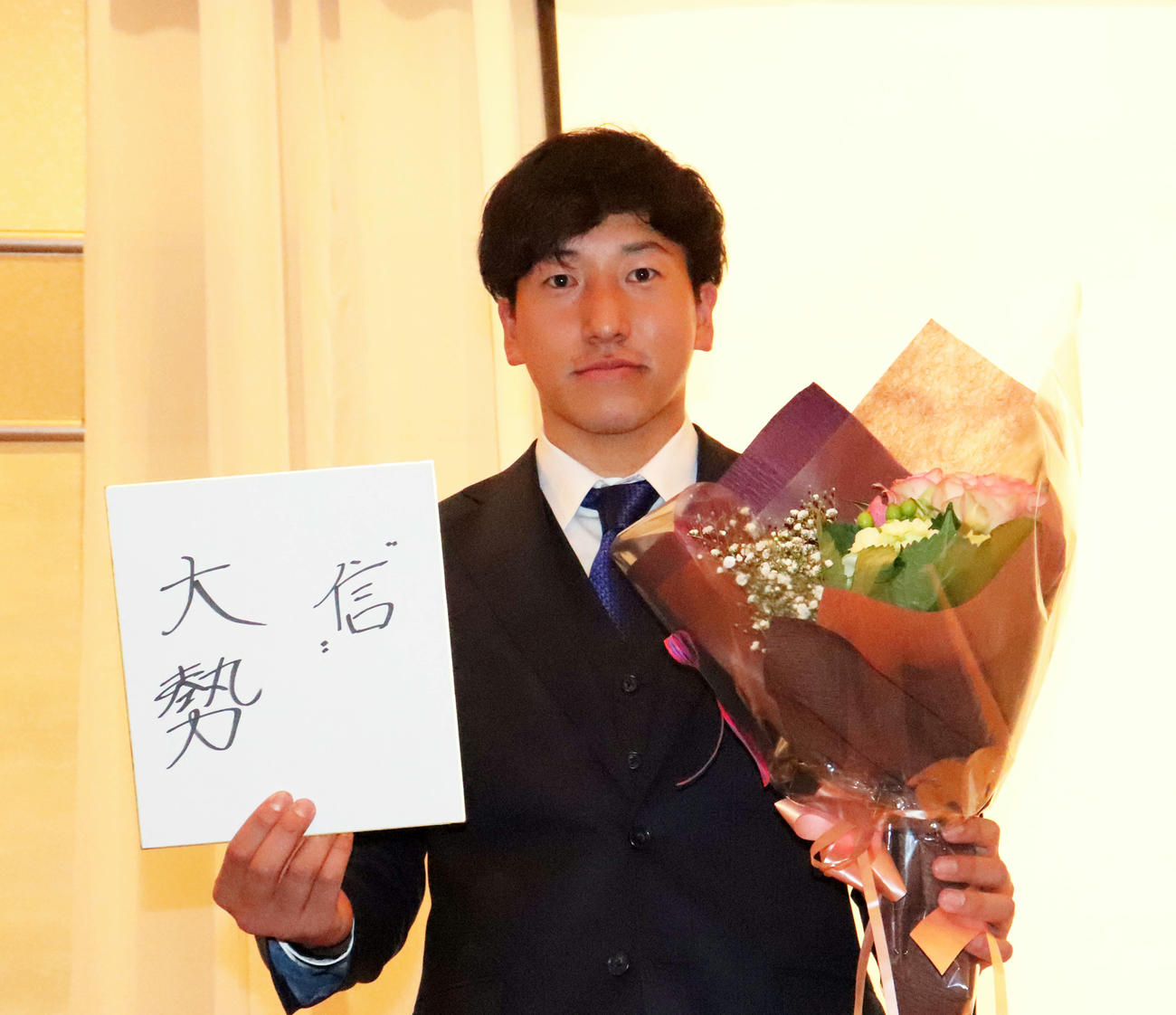 2022年の漢字に「信」と記した巨人ドラフト1位の大勢（撮影・小早川宗一郎）