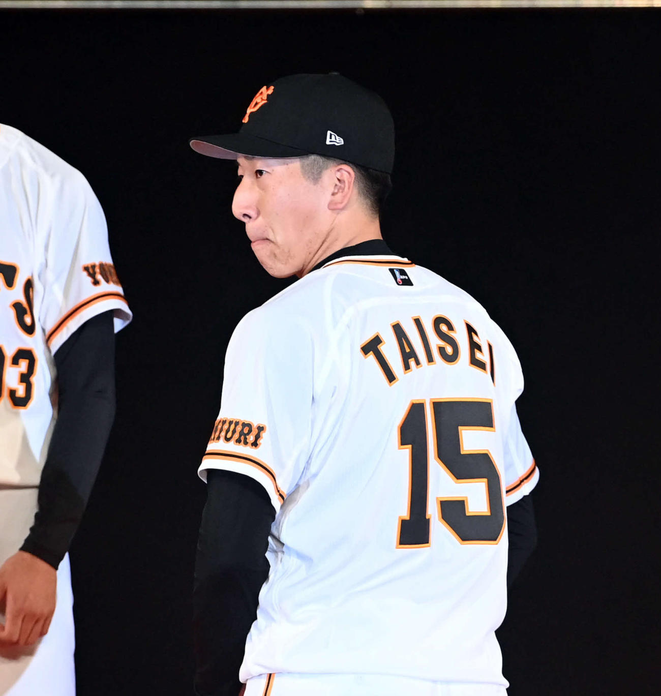 背番号15のユニホーム姿を披露する巨人ドラフト1位の大勢（2021年12月8日撮影）