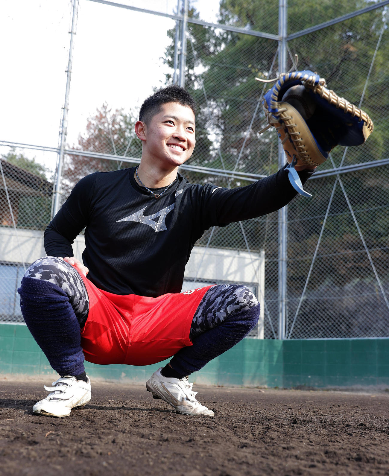 自主トレを公開しキャッチングを披露する阪神中川（撮影・前田充）