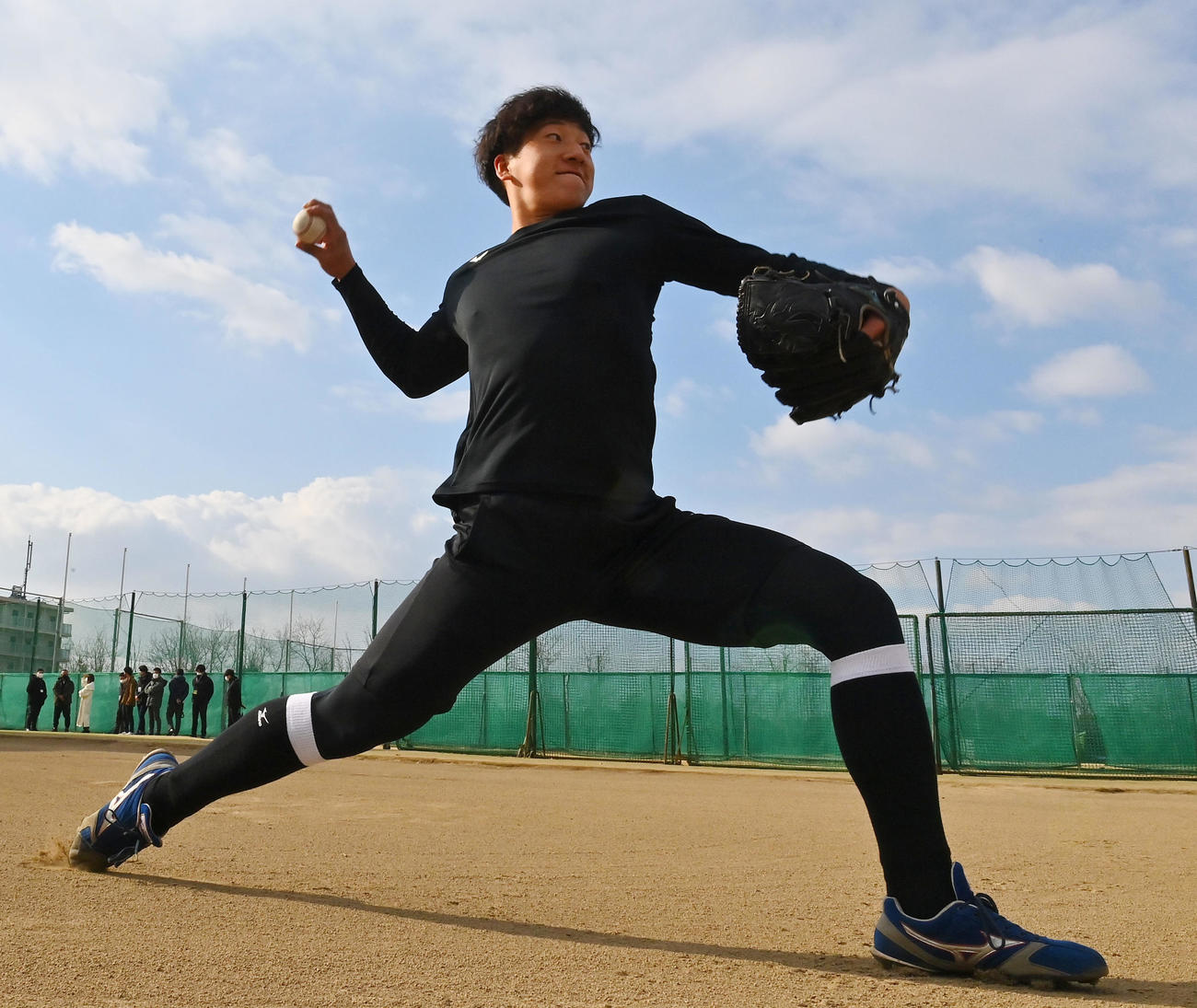 母校の大学で始動する巨人ドラフト1位の関西国際大・翁田大勢（撮影・和賀正仁）