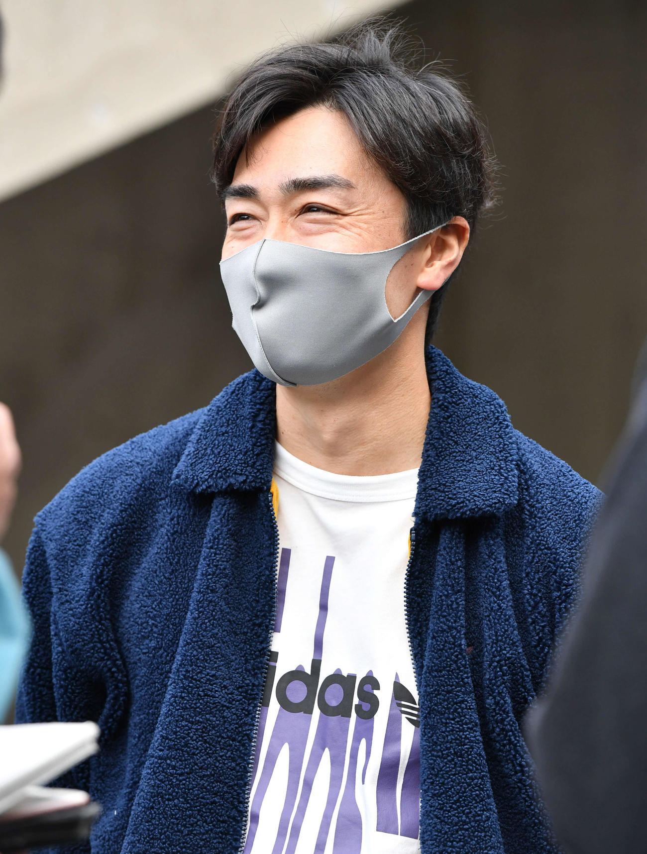 囲み取材で笑顔を見せる和田（撮影・岩下翔太）