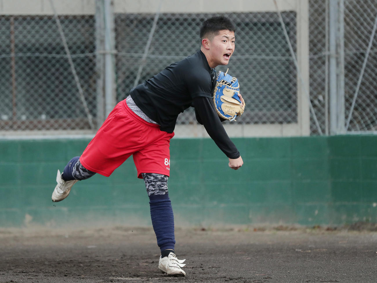 自主トレを公開し、スローイングを披露する阪神中川（撮影・前田充）