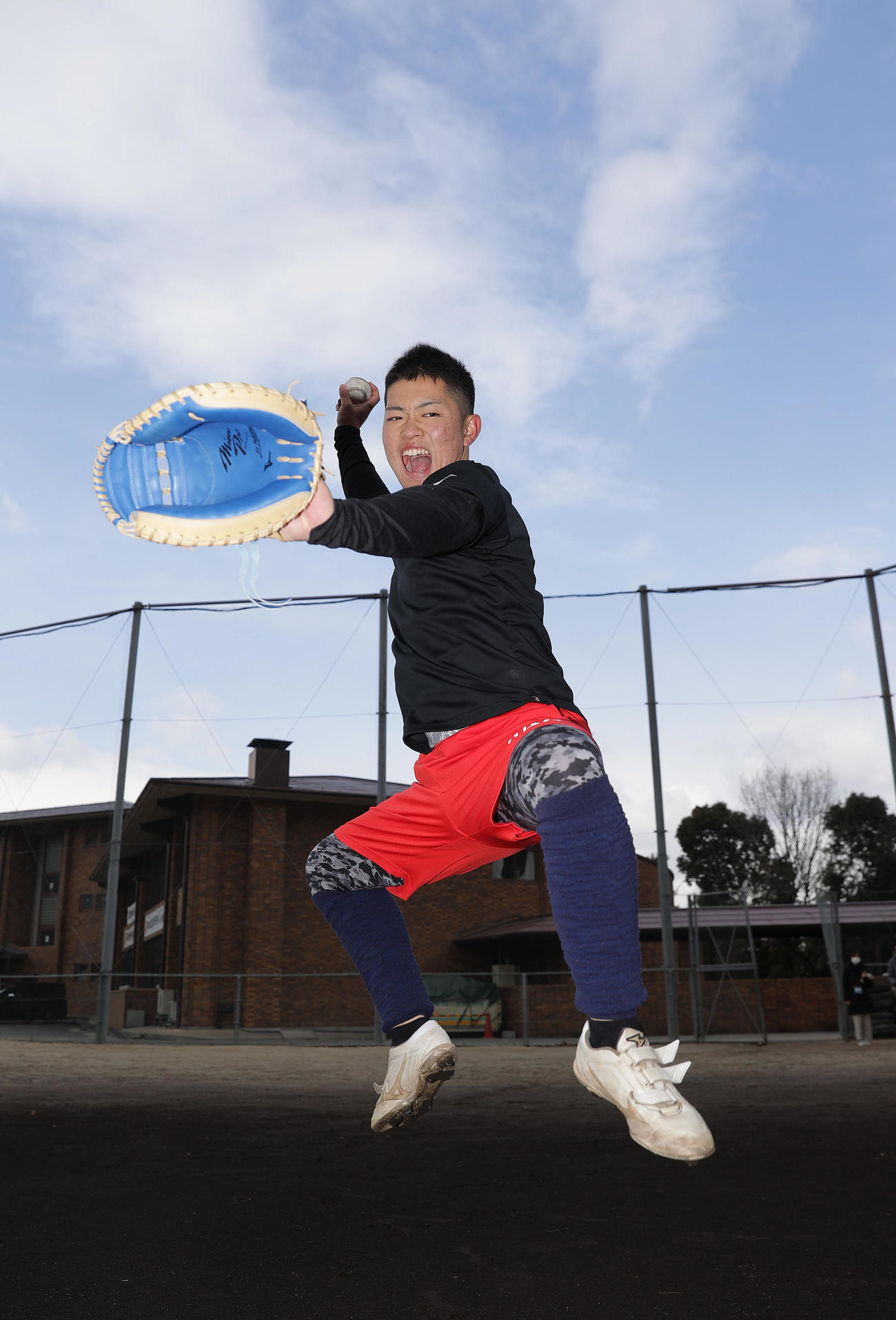 自主トレを公開し、ジャンプしてポーズを決める阪神中川（撮影・前田充）