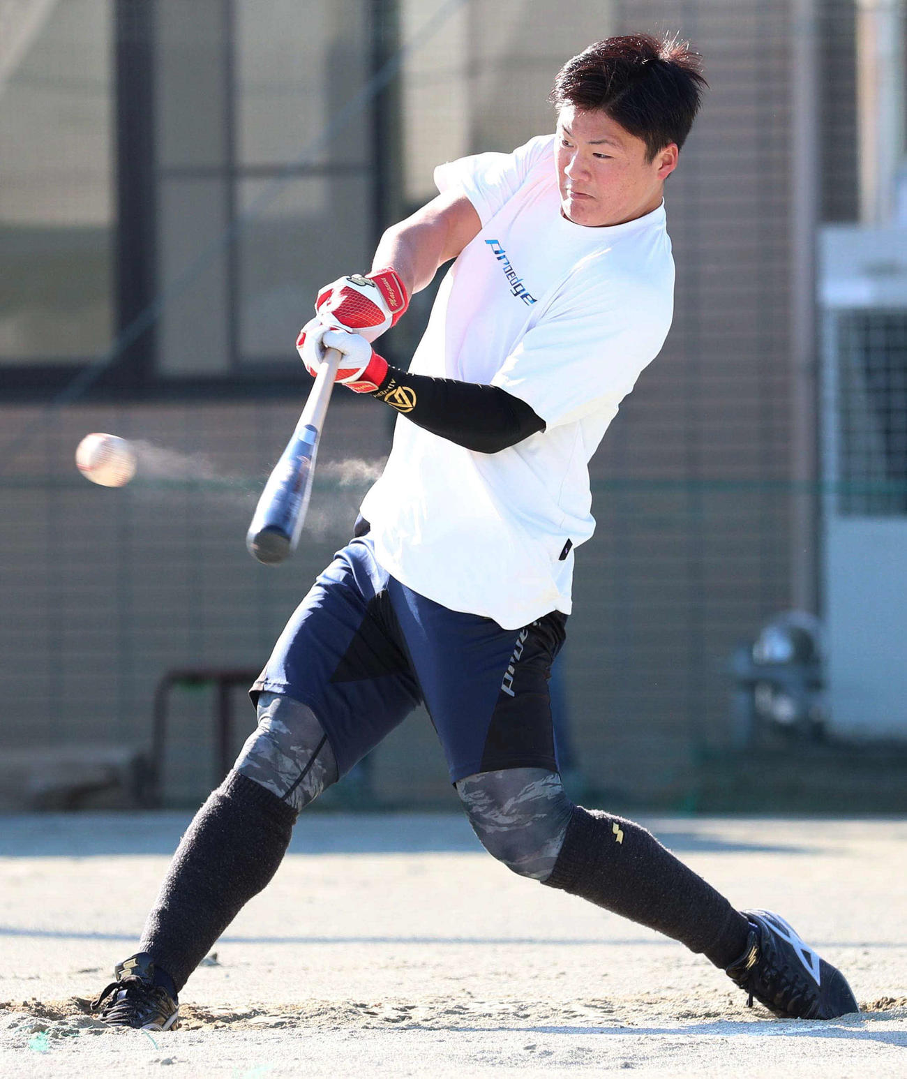 フリー打撃で砂煙をあげながら快音を響かせる阪神前川（撮影・上田博志）