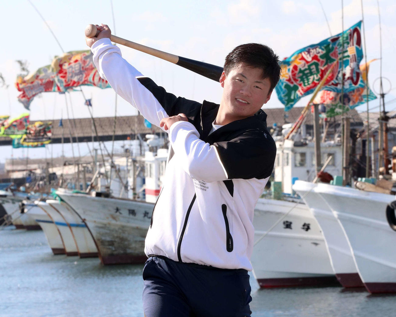 無数になびく大漁旗を背に打撃フォームを披露する阪神前川（撮影・上田博志）