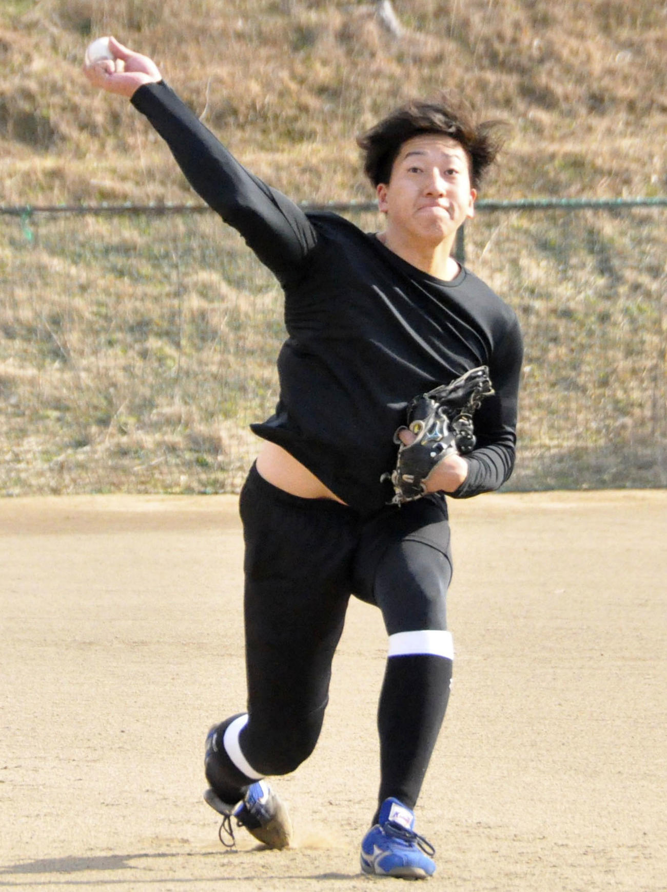 キャッチボールで力強い球を投じる巨人の大勢（共同）