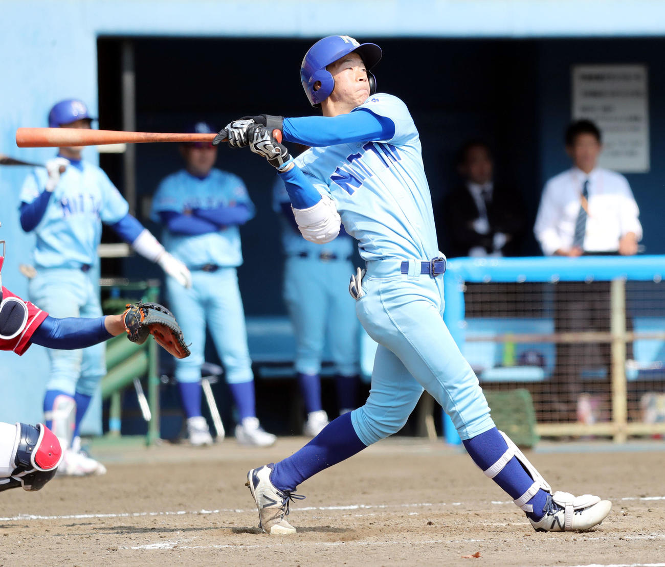 安打を放つ矢沢宏太（2019年4月6日撮影）