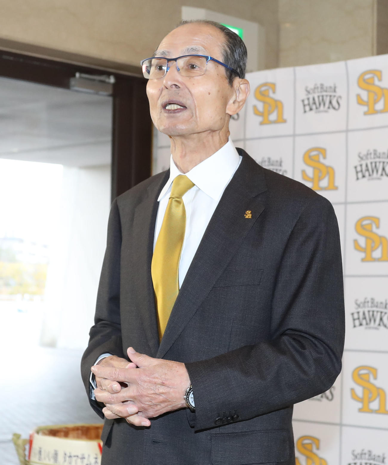 取材を受ける王球団会長（撮影・屋方直哉）