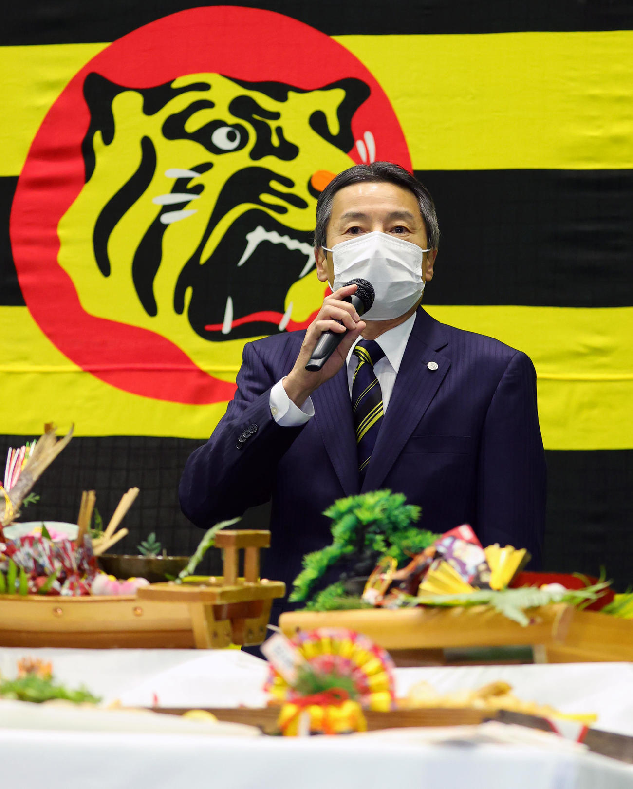 阪神球団の仕事始めであいさつする百北社長（撮影・上山淳一）