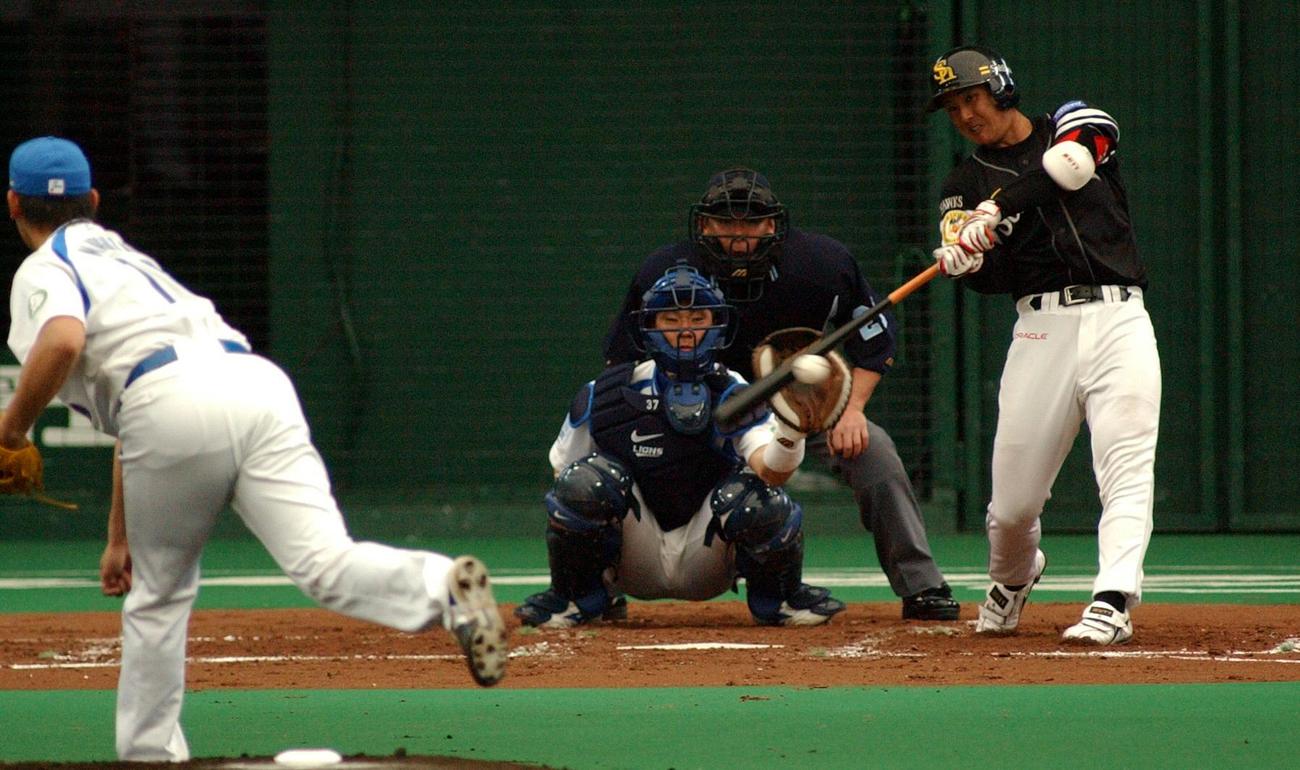 2006年5月5日、西武戦でソフトバンク江川智晃はプロ初安打となる左前打を松坂大輔（手前左）から放つ