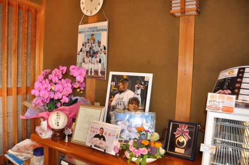 元ソフトバンク江川智晃氏の精肉店には入団会見の写真などが飾られている