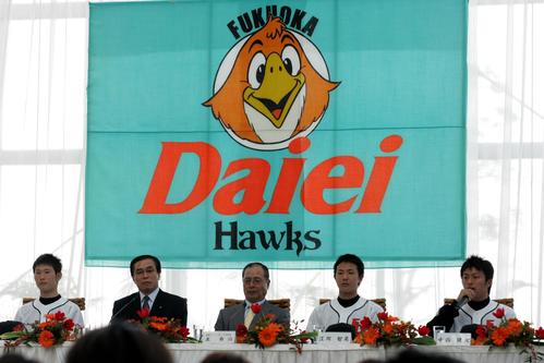 2004年12月8日、ダイエーホークスとして最後の新入団選手発表会見。左から高橋徹、高橋広幸球団社長、王貞治監督、江川智晃、中西健太