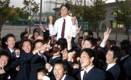2009年10月29日、ドラフト会議で日本ハムから1位指名を受けた中村勝