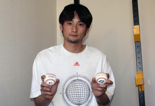 右手にメキシカンリーグ、左手にＡＢＬのボールを持つ元日本ハムの中村勝