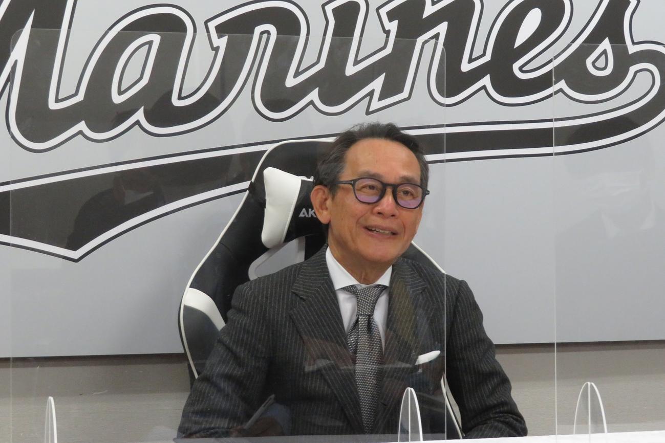 年頭会見を行ったロッテ河合オーナー代行兼球団社長（撮影・金子真仁）