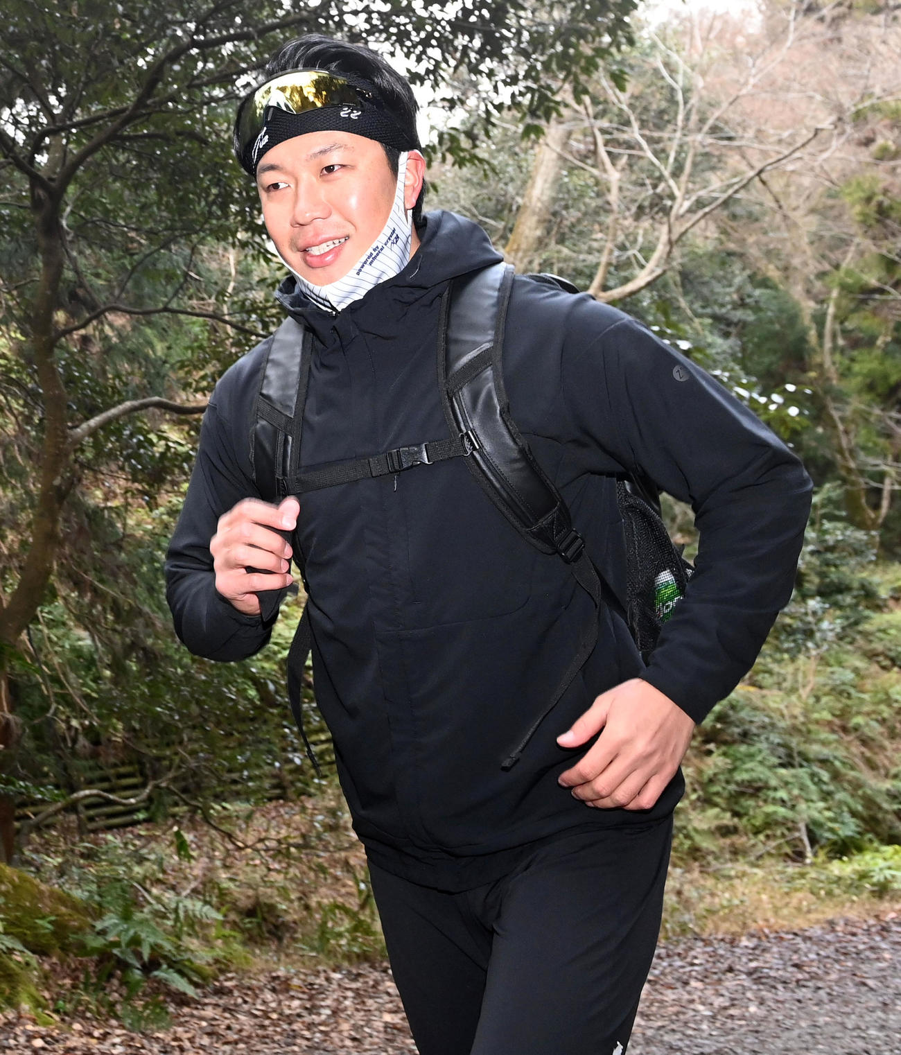 年明け恒例の大文字山登山で軽快に駆け上がる中日大野雄大（撮影・前岡正明）