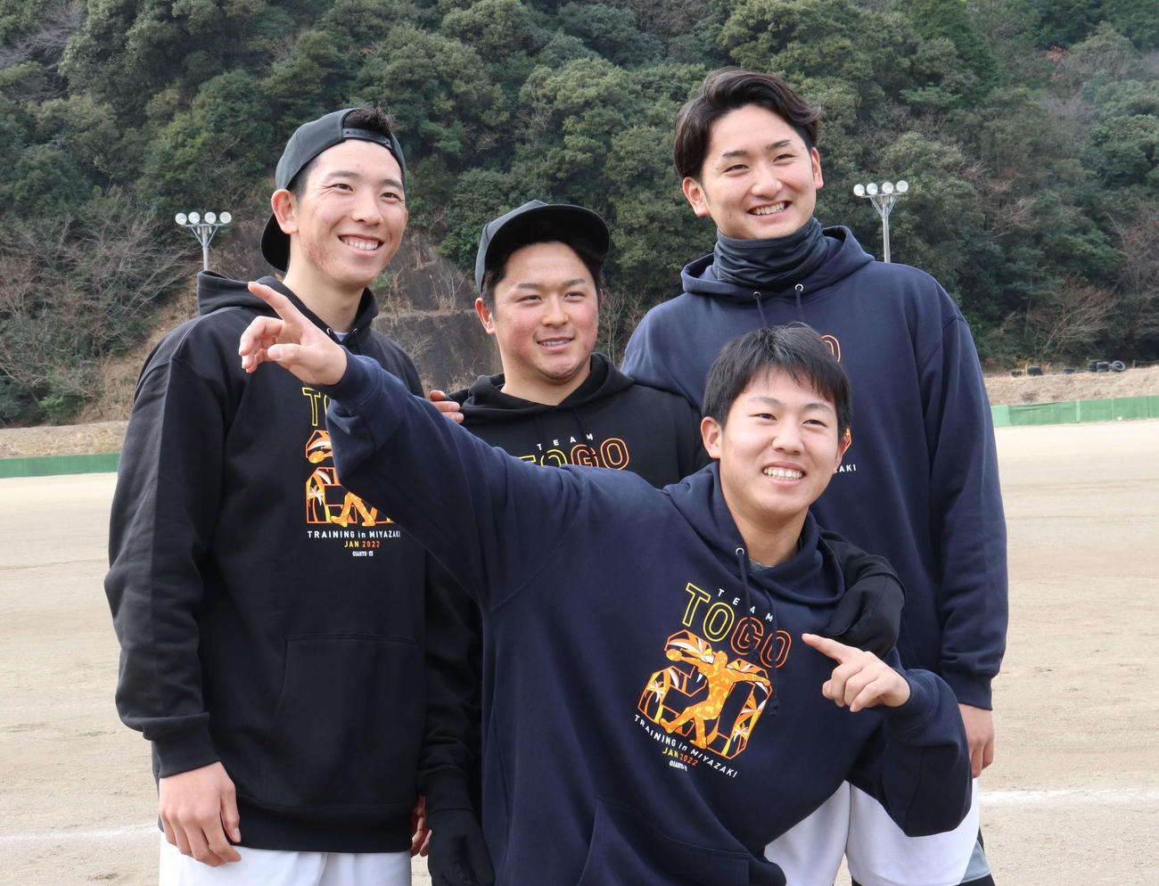 笑顔を浮かべる「TEAM TOGO」の巨人戸郷（後列左）、戸田（後列中央）、横川（後列右）、笠島（撮影・小早川宗一郎）