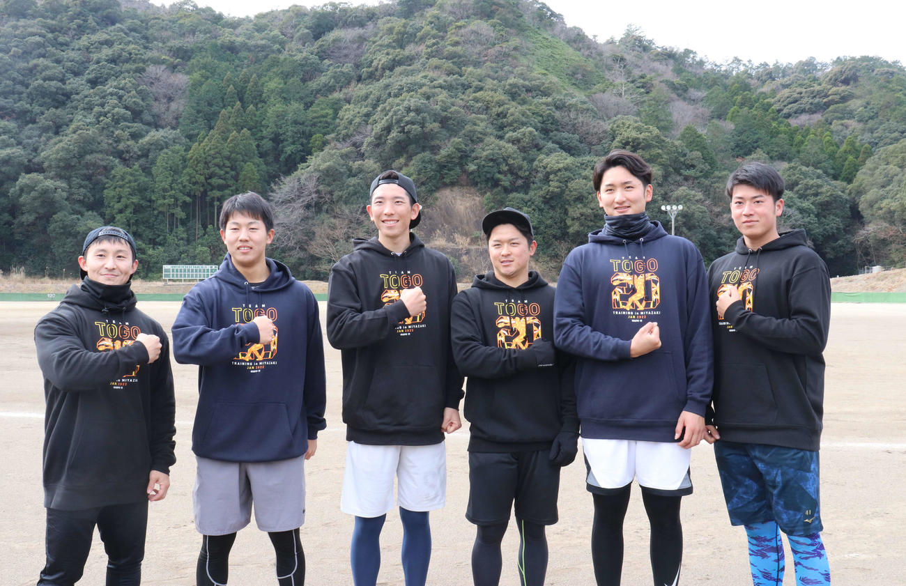 笑顔を浮かべる巨人の「TEAM TOGO」メンバー。左からウエートトレーニングの指導を行う鈴木氏、笠島、戸郷、戸田、横川、元巨人の山上（撮影・小早川宗一郎）