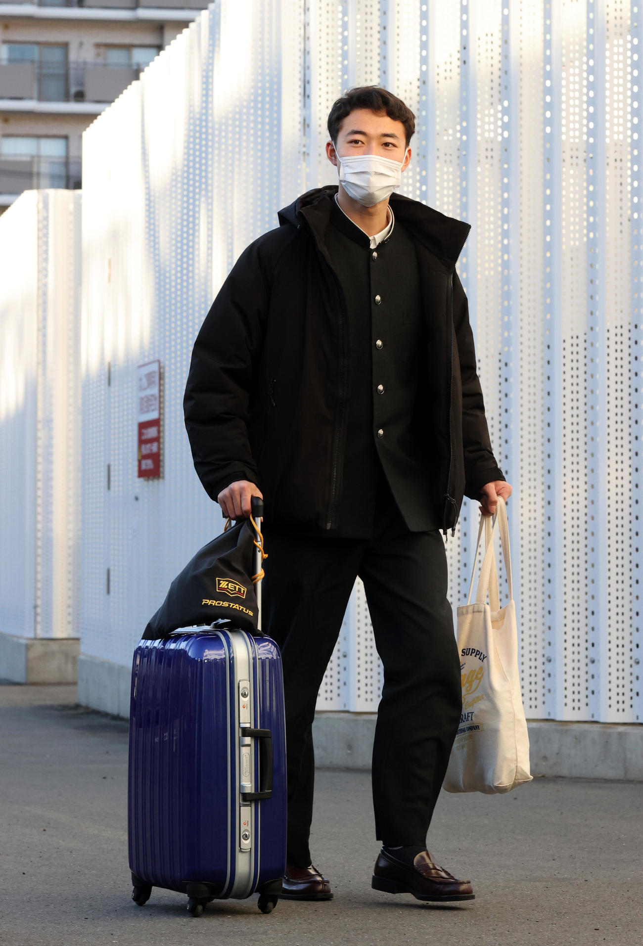 若獅子寮に入寮する西武育成3位の菅井（撮影・浅見桂子）