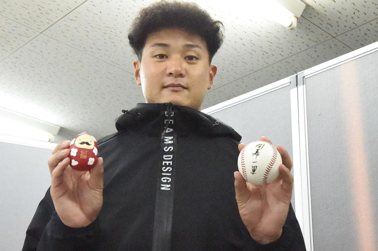 目標「開幕一軍」をボールに記した広島森翔平