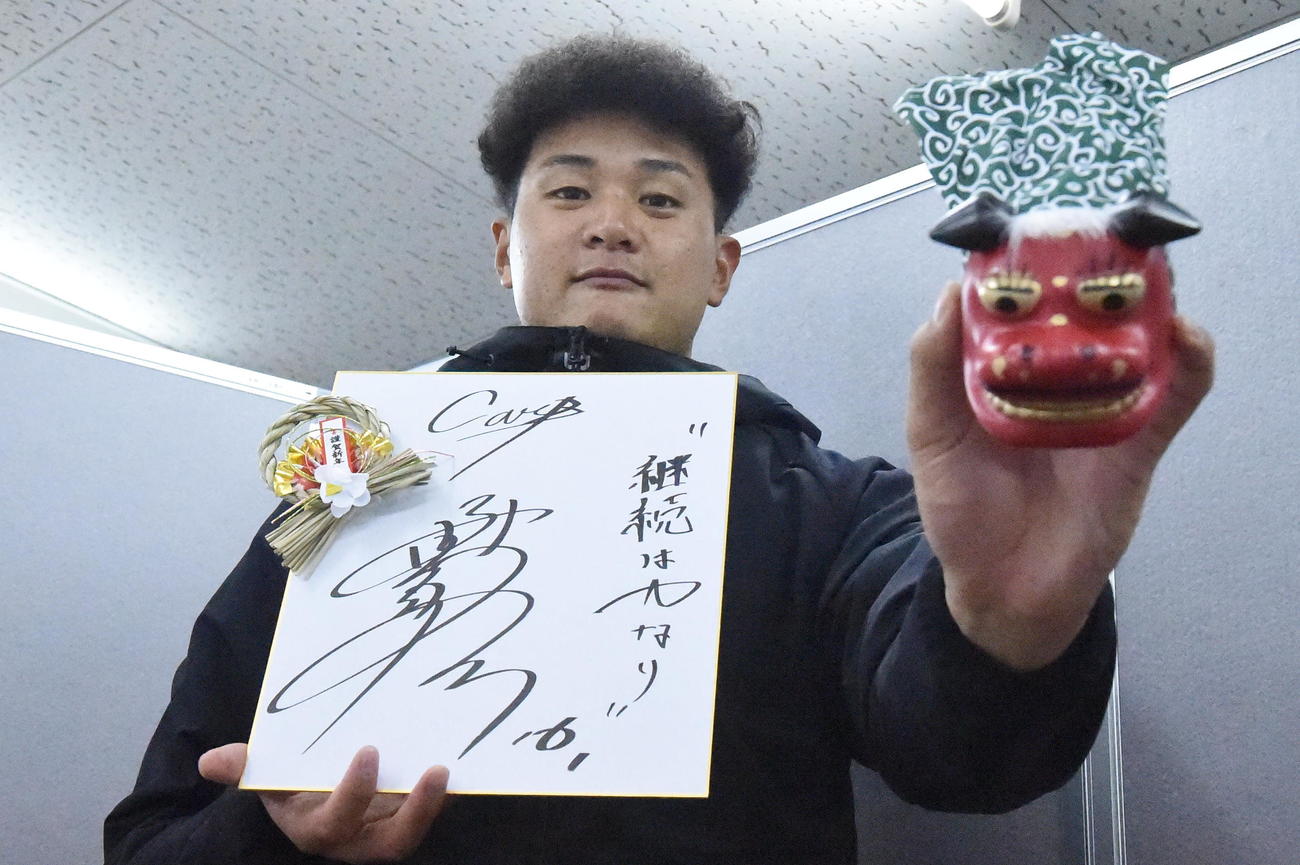 座右の銘「継続は力なり」を色紙に記した森翔平