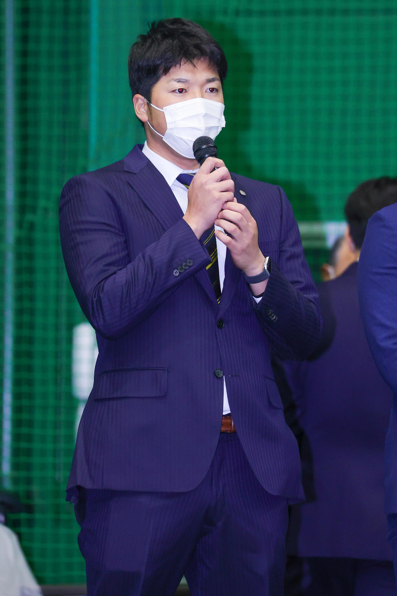 年賀式であいさつをする事業本部振興部の伊藤和雄（撮影・上山淳一）