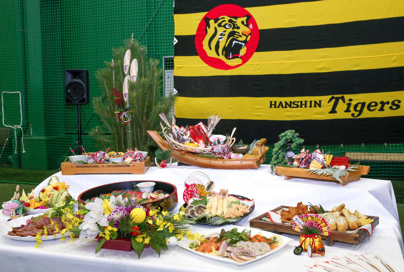 阪神年賀式に並ぶ料理（撮影・上山淳一）