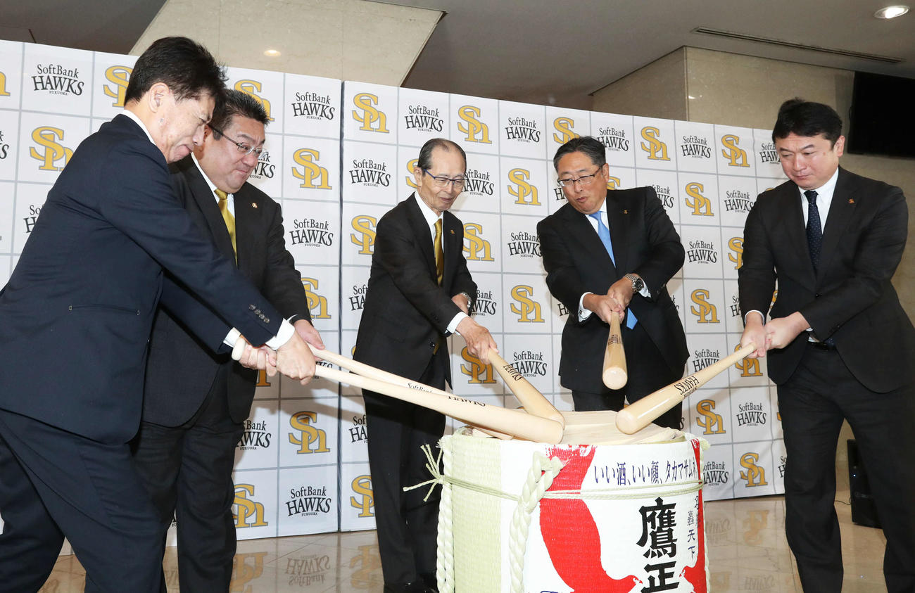 鏡開きで新年を祝う王貞治球団会長（中央）ら（撮影・屋方直哉）
