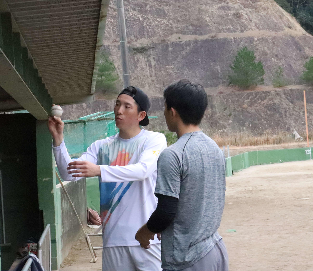 巨人で2歳下の後輩にあたる育成・笠島にアドバイスを送る巨人戸郷（撮影・小早川宗一郎）