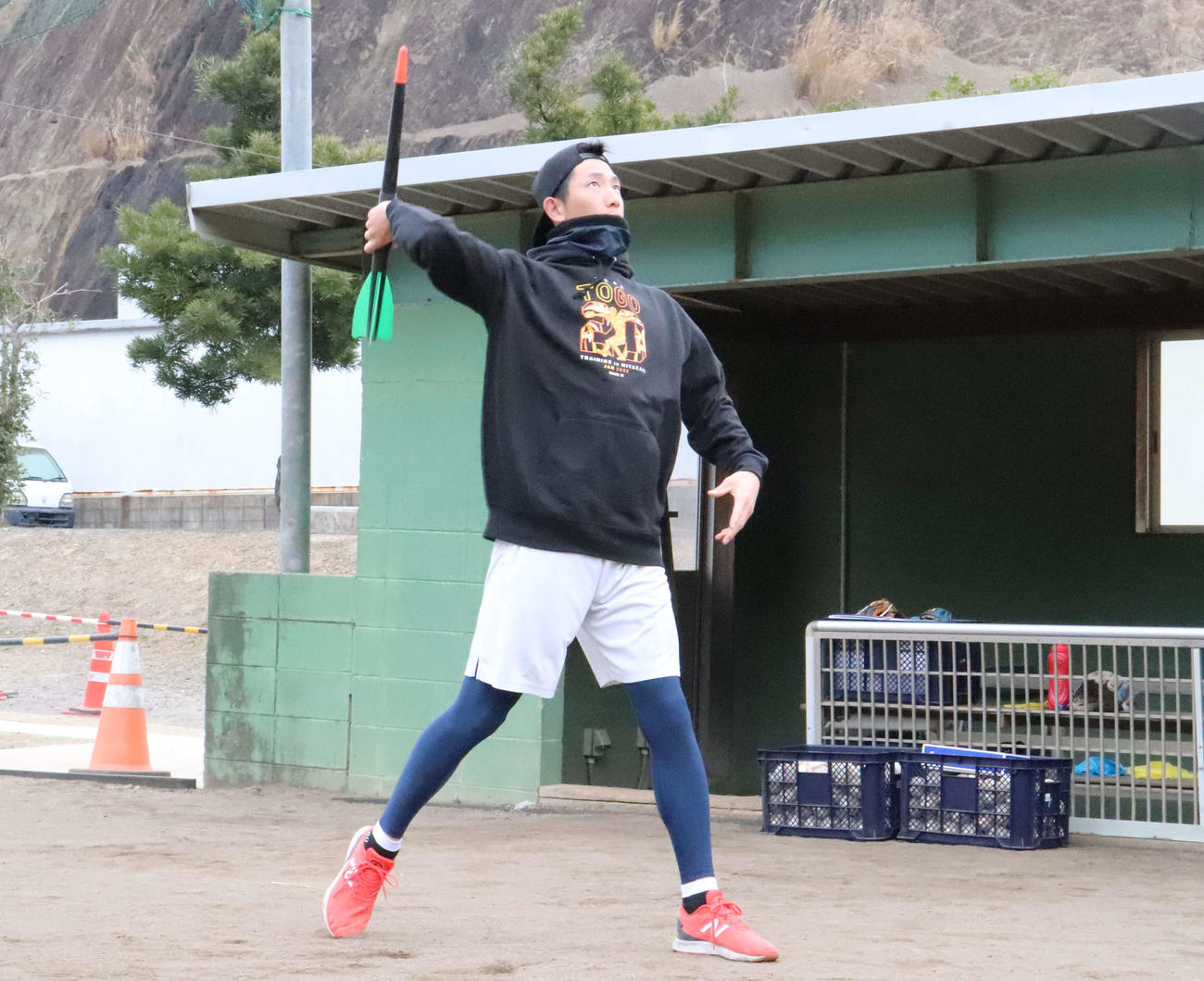 オリックス山本を参考にしたやり投げトレーニングを実践する巨人戸郷（撮影・小早川宗一郎）
