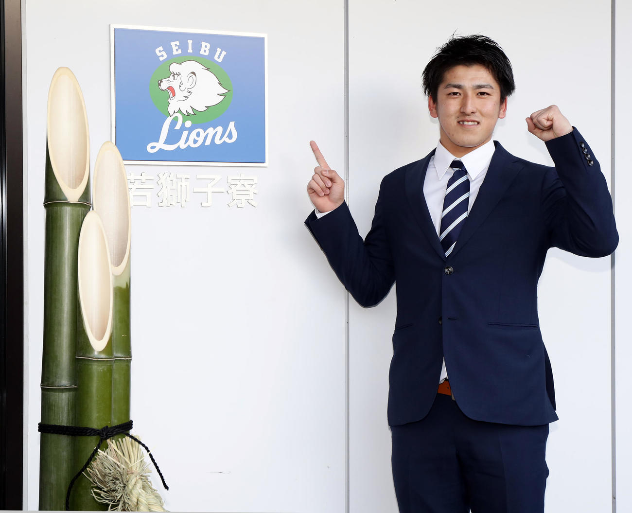 若獅子寮に入寮した西武ドラフト1位の隅田は、寮のプレートを指差しガッツポーズ（撮影・浅見桂子）