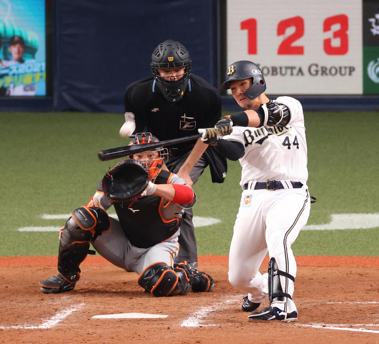 オリックス対巨人　8回裏オリックス2死二塁、左越え逆転2点本塁打を放つ頓宮裕真（2021年3月12日撮影）