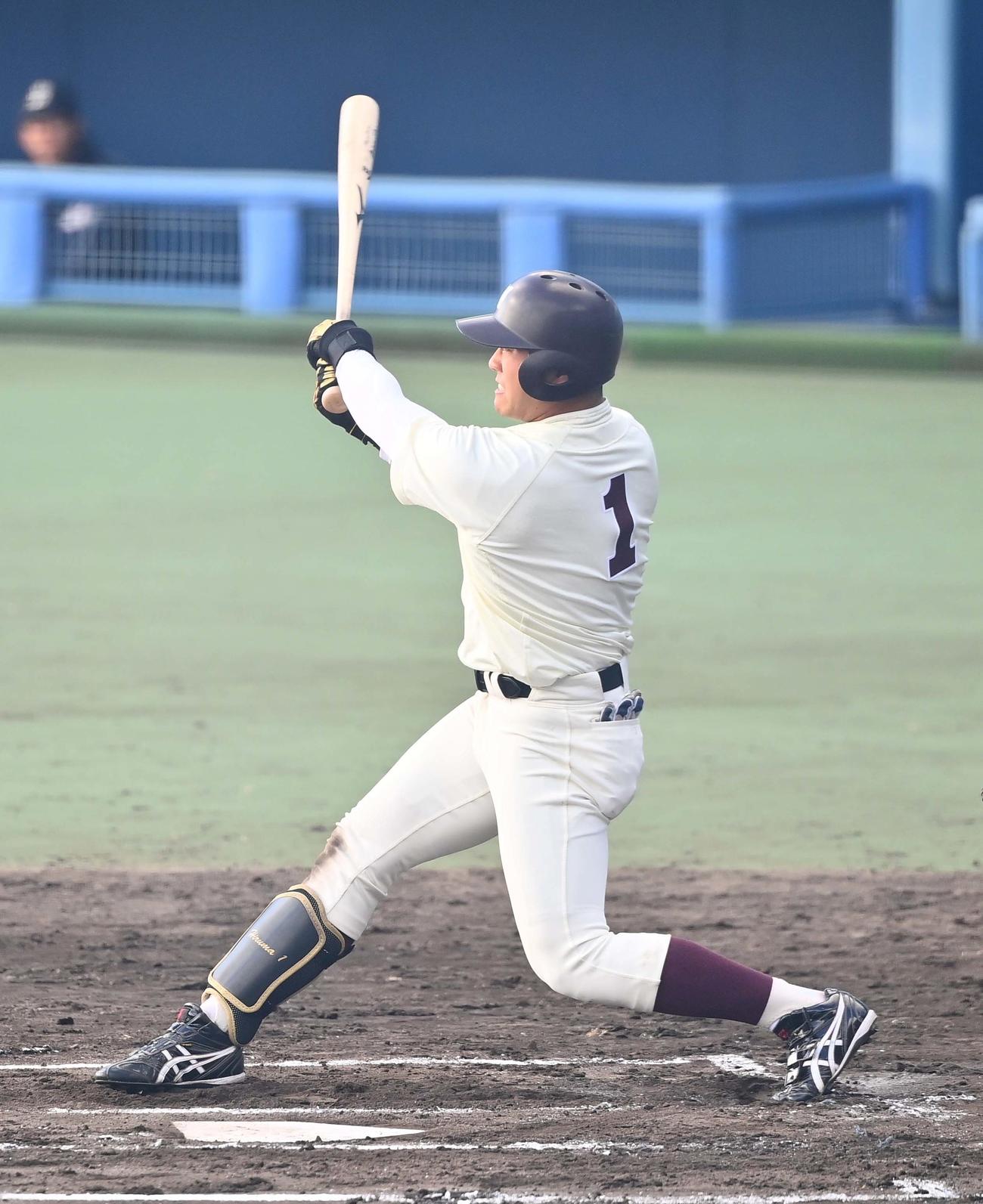 練習試合で適時打を放つ早大・蛭間（撮影・上田博志）