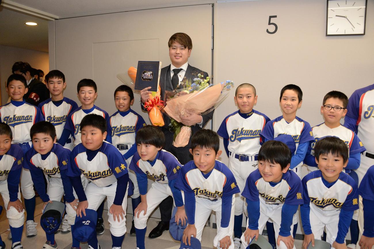 21年12月28日、「くまもと夢づくり賞」を受賞したヤクルト村上は（中央）は表彰式を前に地元の少年野球チームの子どもたちと記念撮影に納まる
