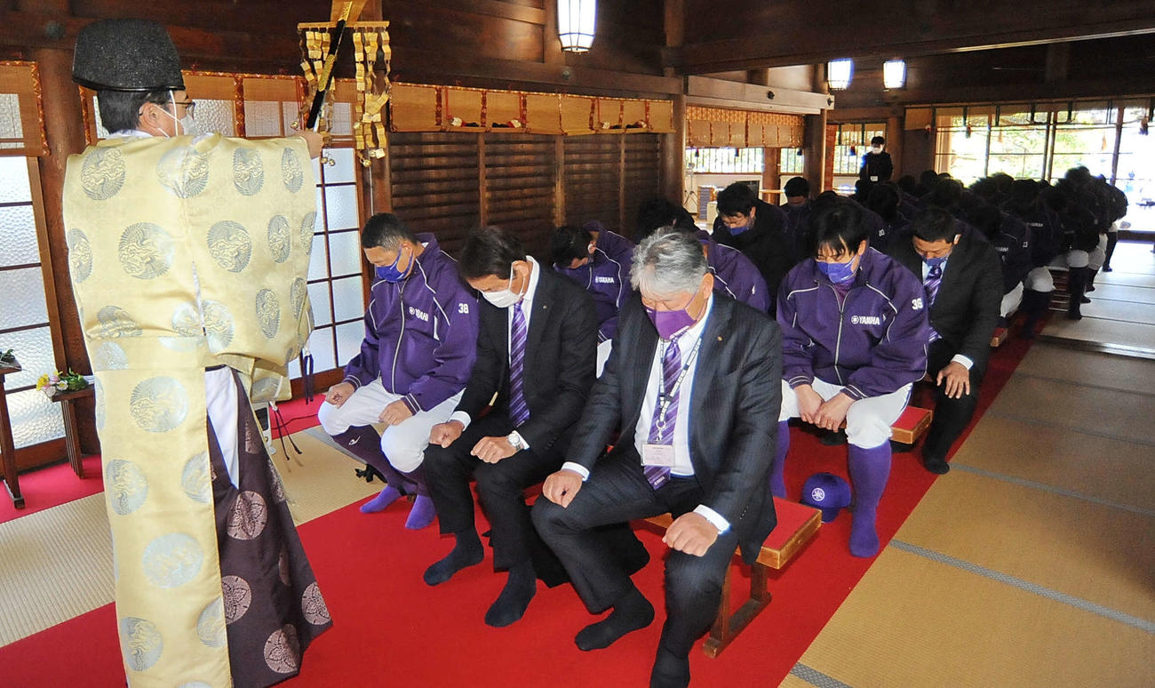 必勝を祈願するヤマハの室田監督（前列左）や選手ら