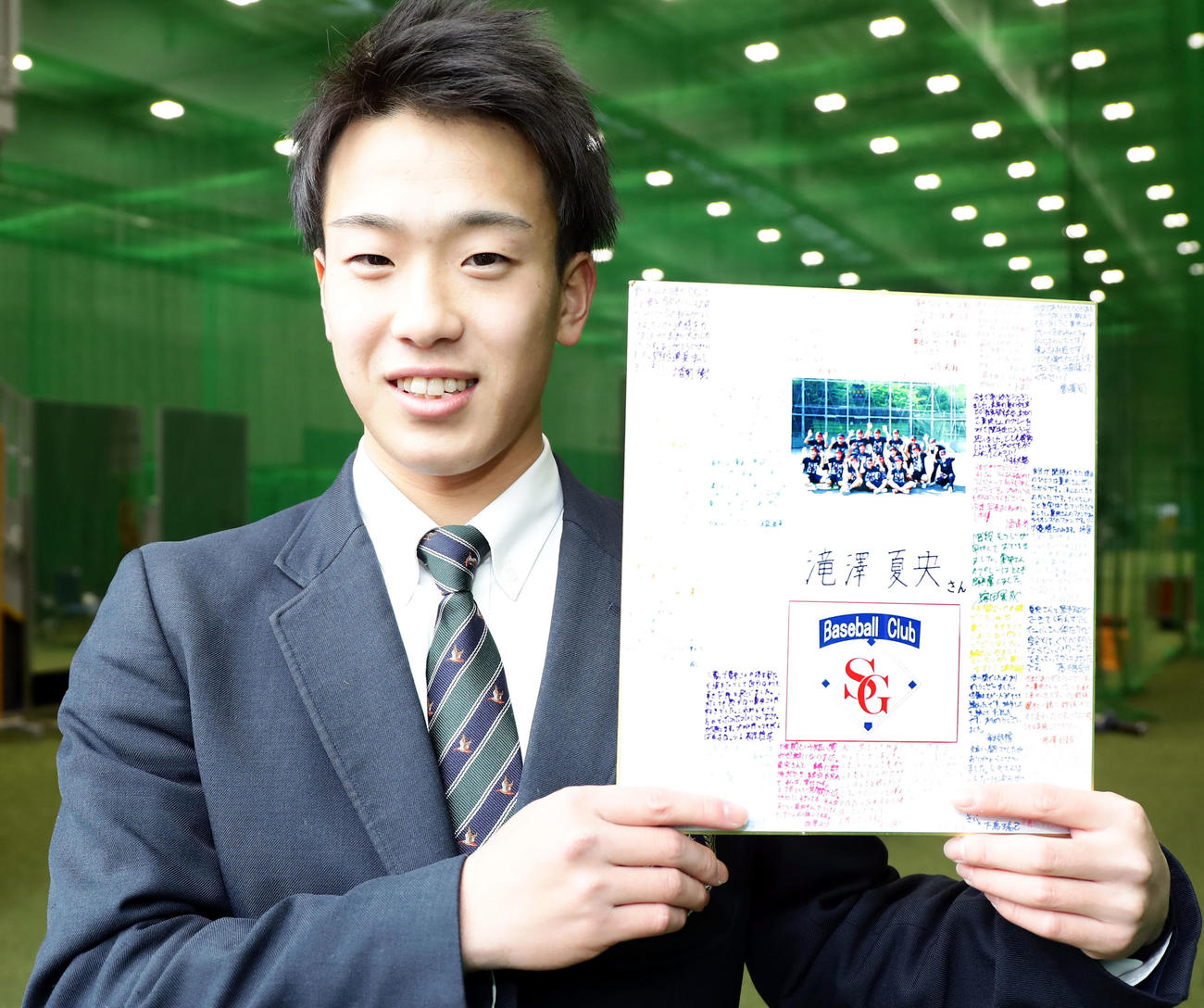 若獅子寮に入寮した西武育成2位の滝沢は、寄せ書きを持参し笑顔（撮影・浅見桂子）