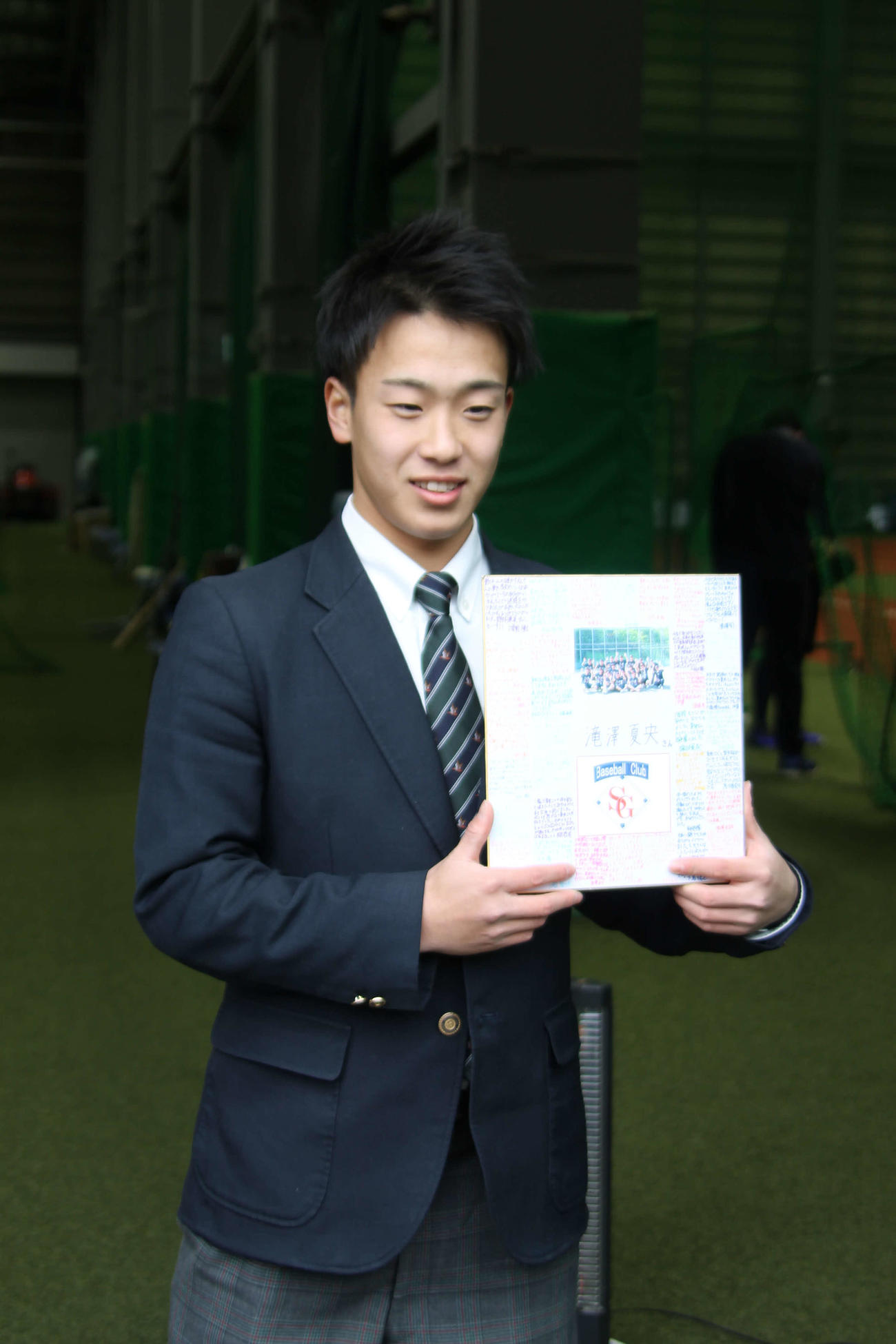 西武育成ドラフト2位の滝沢は寄せ書きの色紙を持って若獅子寮に入寮した
