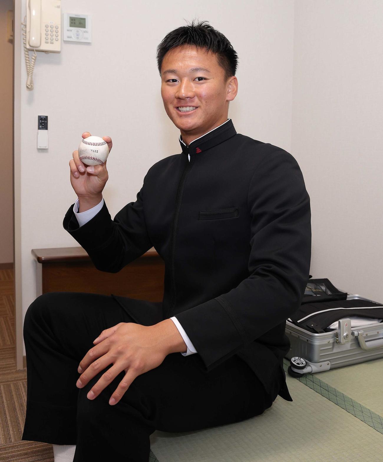 高校3年夏の高知県大会決勝戦（明徳義塾戦）で負けた時のウイニングボールを持って入寮した阪神ドラ1の森木（球団提供）