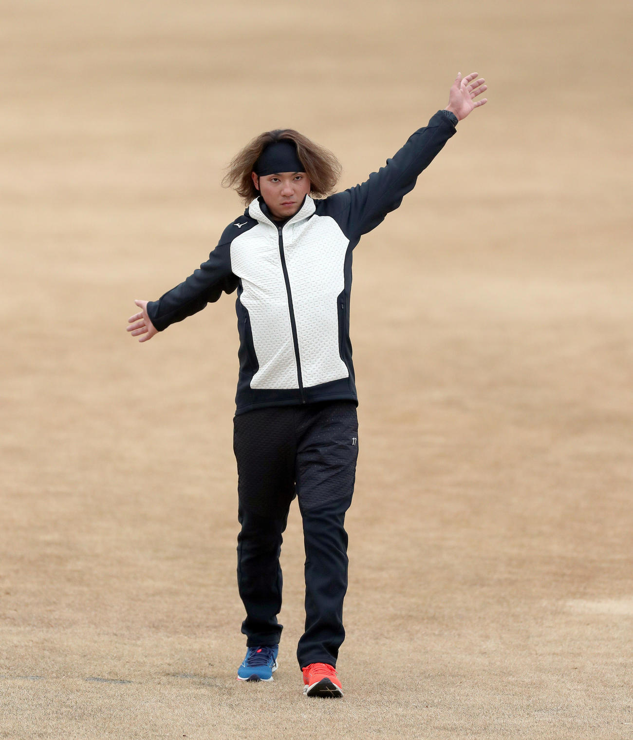 真剣な表情でウオーミングアップをする日本ハム伊藤大海（撮影・佐藤翔太）