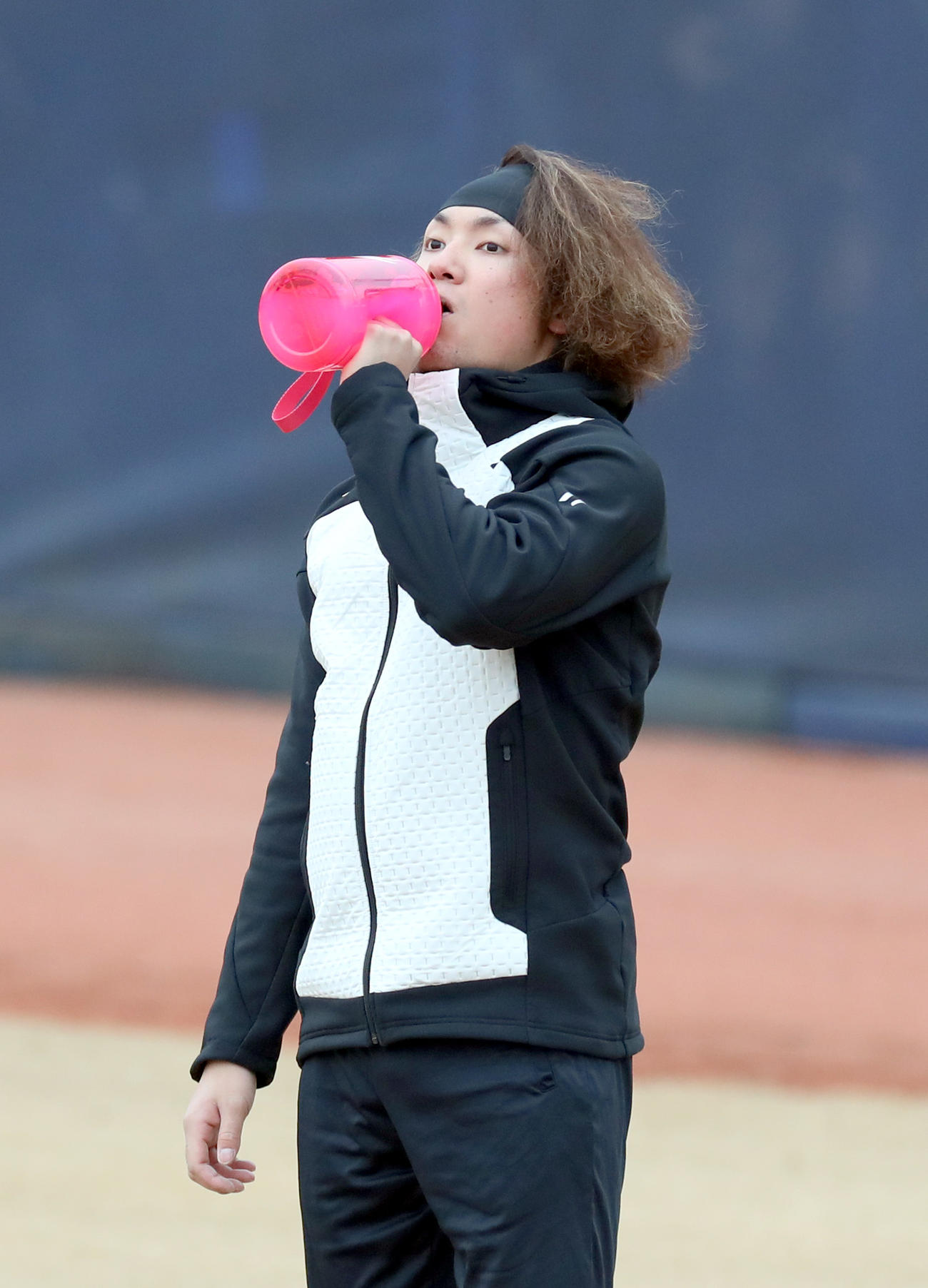 水分補給をする日本ハム伊藤大海（撮影・佐藤翔太）