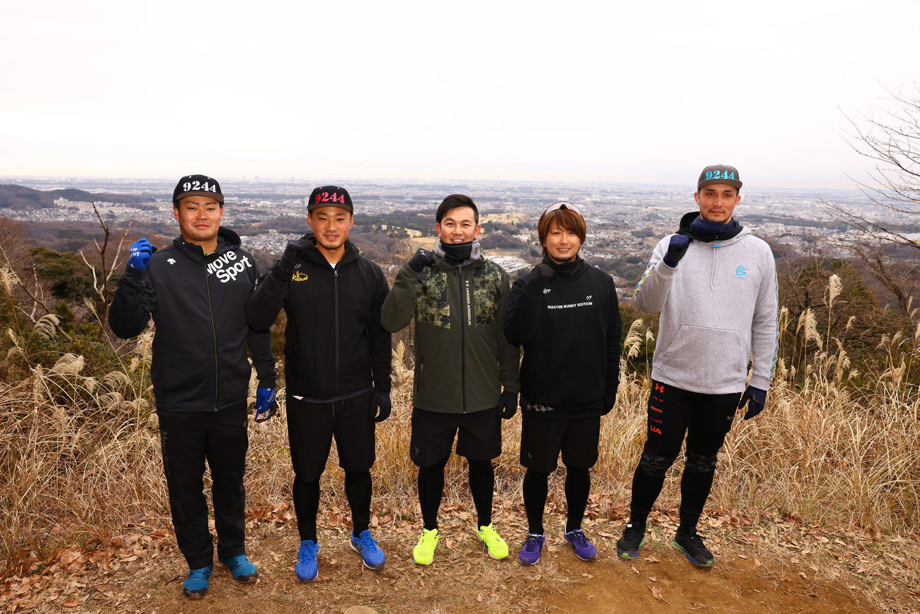 山登りを終え山頂で写真に納まる、左からDeNA伊勢、石田、山崎、三嶋、ロッテ国吉（撮影・垰建太）