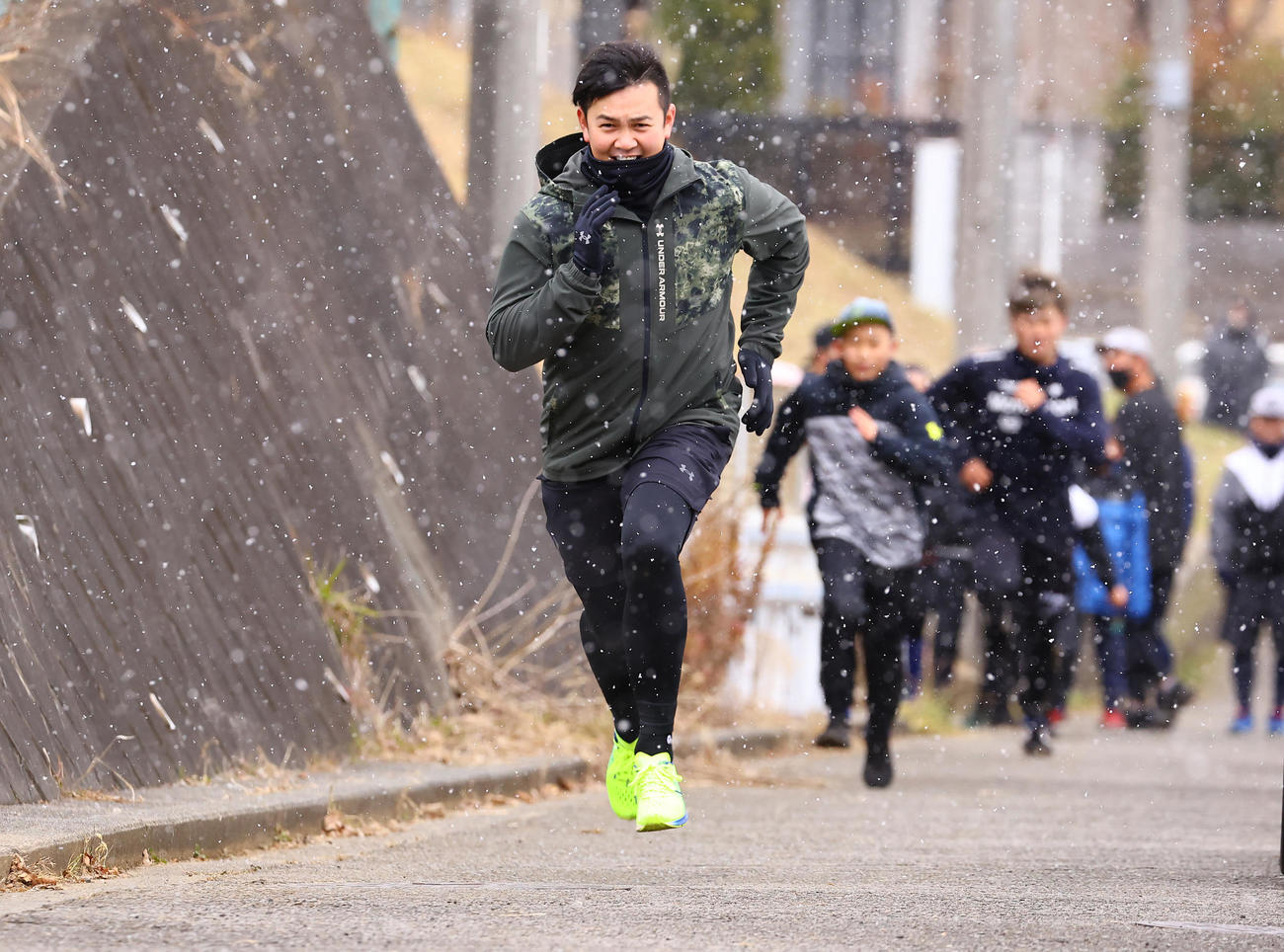 雪が降り出す中、坂道ダッシュするDeNA山崎（撮影・垰建太）