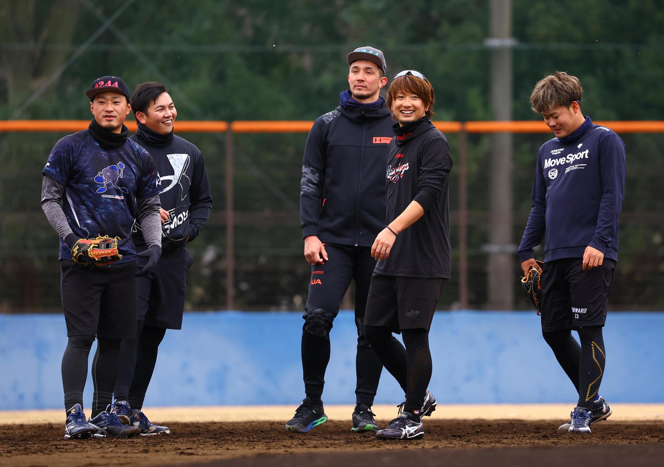 合同自主トレで笑顔を見せるDeNAの選手たちとロッテ国吉（左から3人目）。左から石田、山崎、1人おいて、三嶋、伊勢（撮影・垰建太）