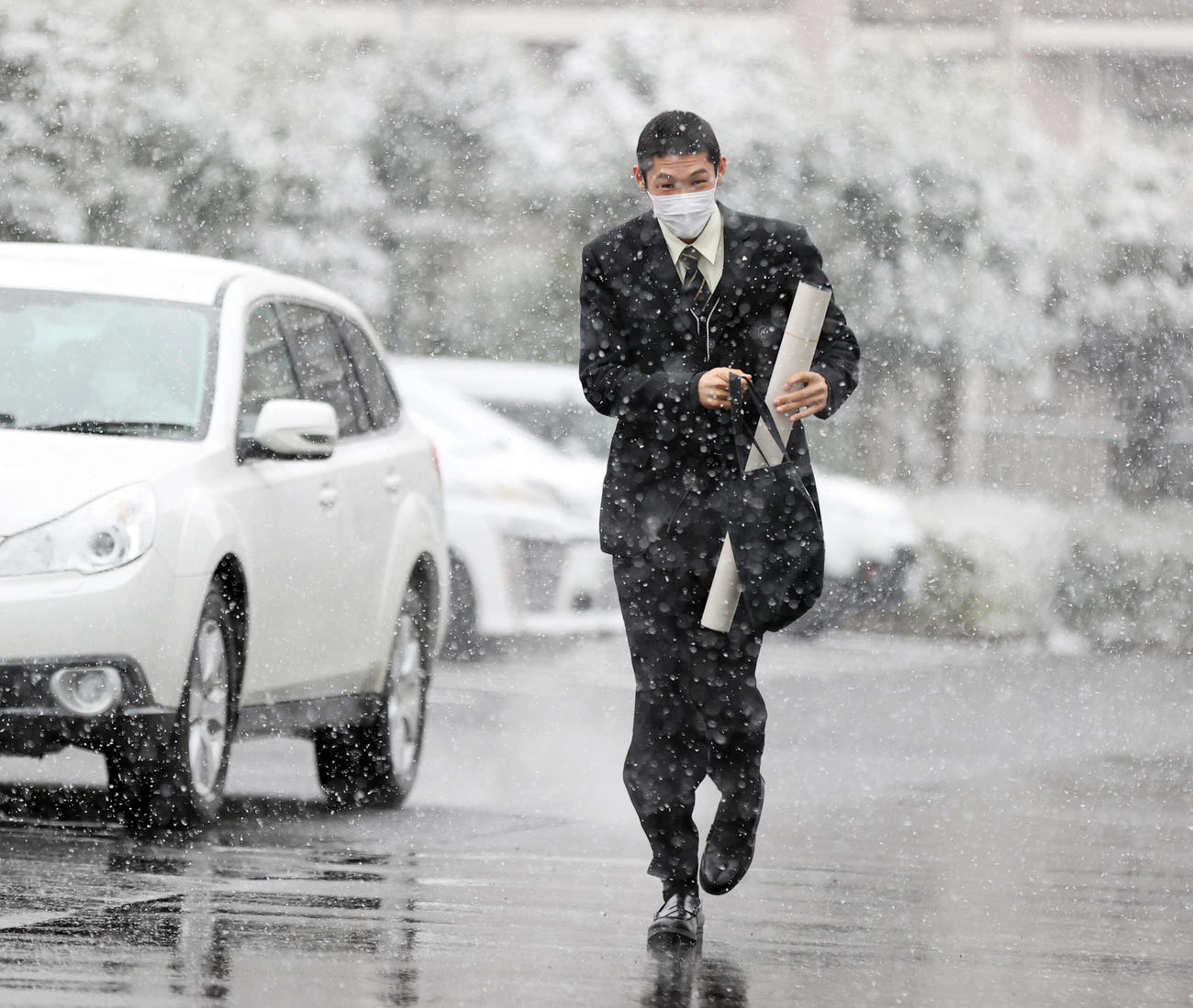 若獅子寮入寮で、西武ドラフト4位の羽田は、降りしきる雪の中、小走りで向かう（撮影・浅見桂子）