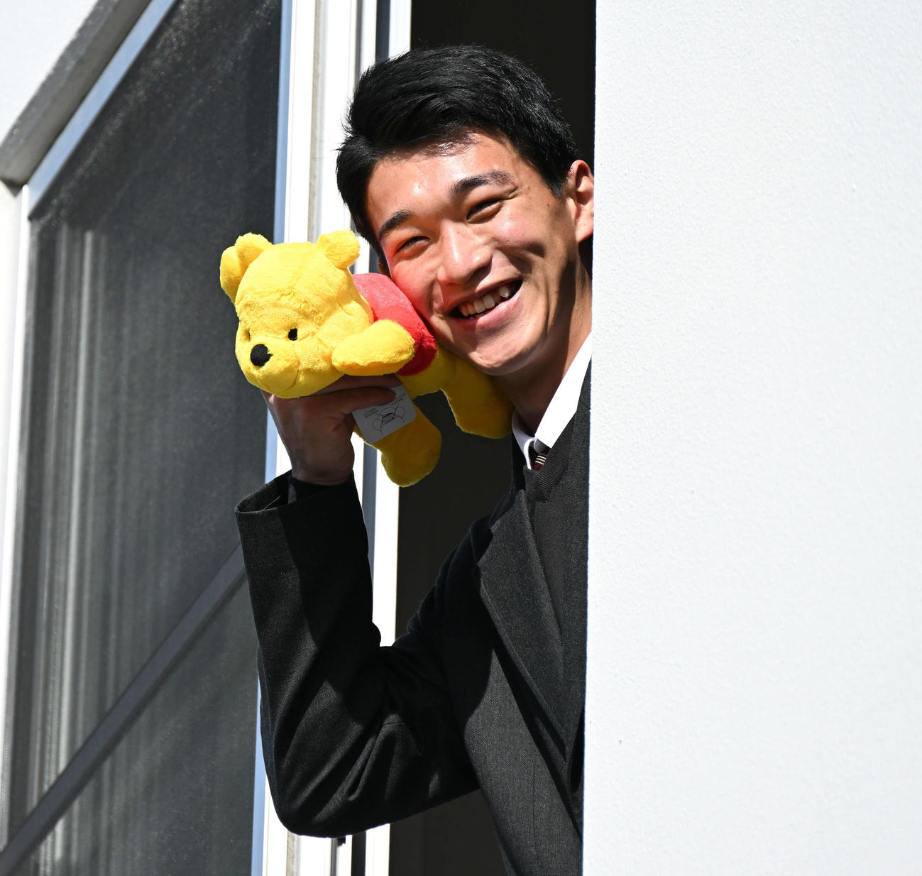 入寮した楽天ドラフト1位の昌平高・吉野は持ち込んだくまのプーさんにほおずりする（撮影・滝沢徹郎）