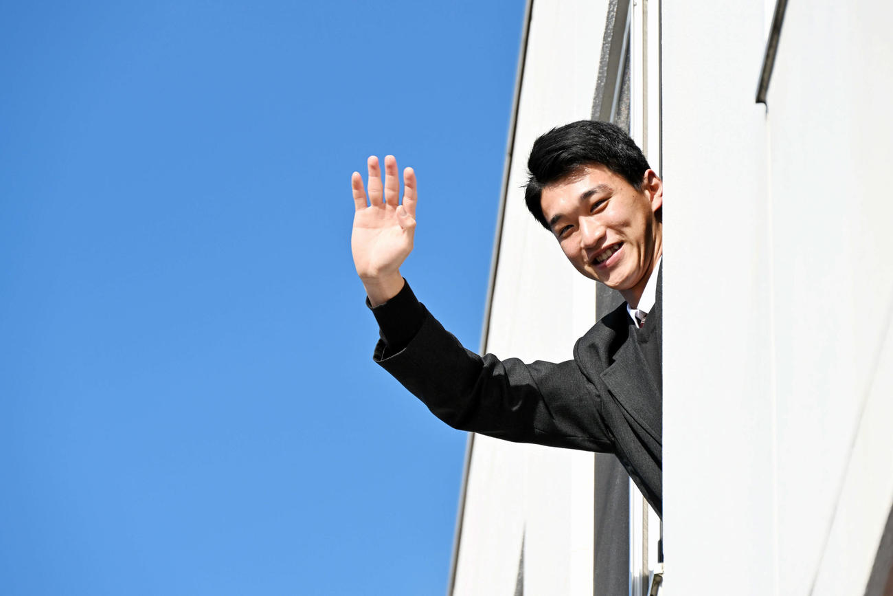 入寮した楽天ドラフト1位の昌平高・吉野は窓から手を振る（撮影・滝沢徹郎）
