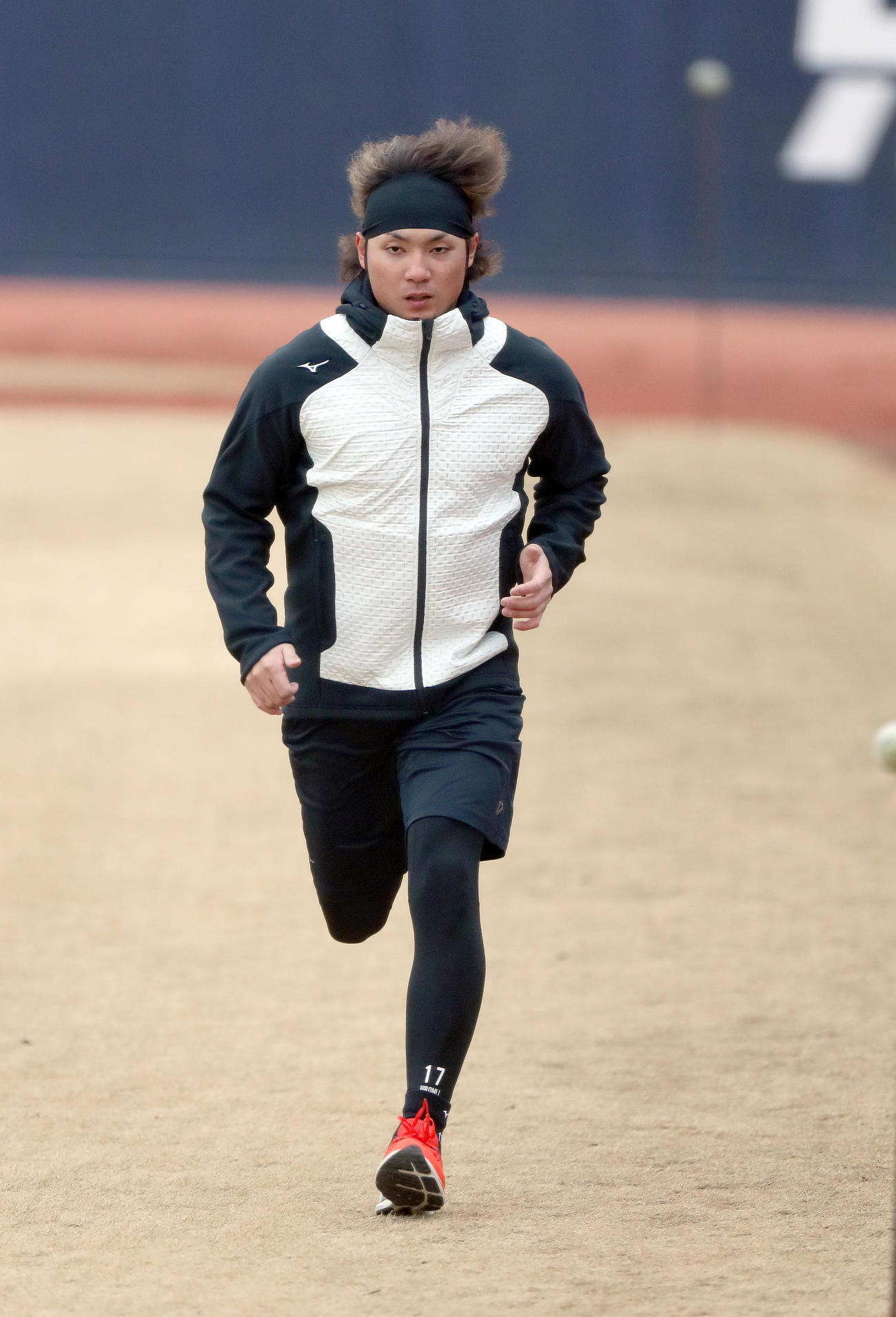 ダッシュをする日本ハム伊藤（撮影・佐藤翔太）